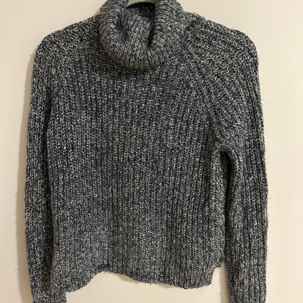 ABERCROMBIE & FITCH TURTLE NECK